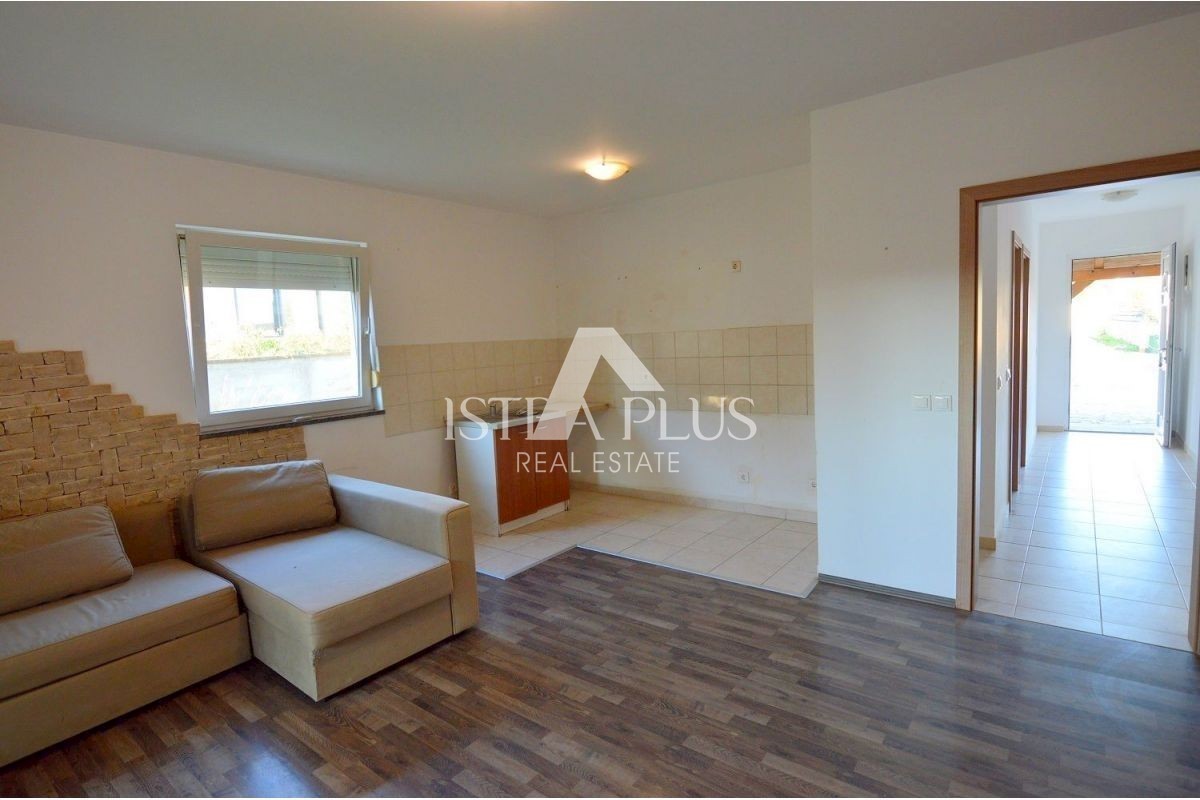 Tar- Vabriga , odličan stan u prizemlju sa dvorištem !