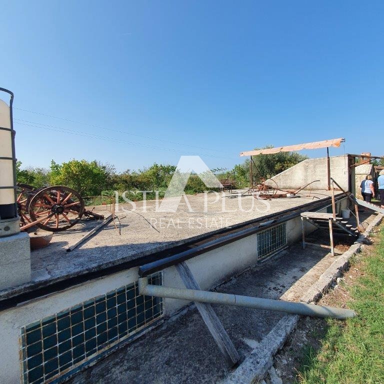 Istrien, Poreč 2 km – Wochenendgrundstück mit wunderschönem Obstgarten und legalisiertem Gebäude!!