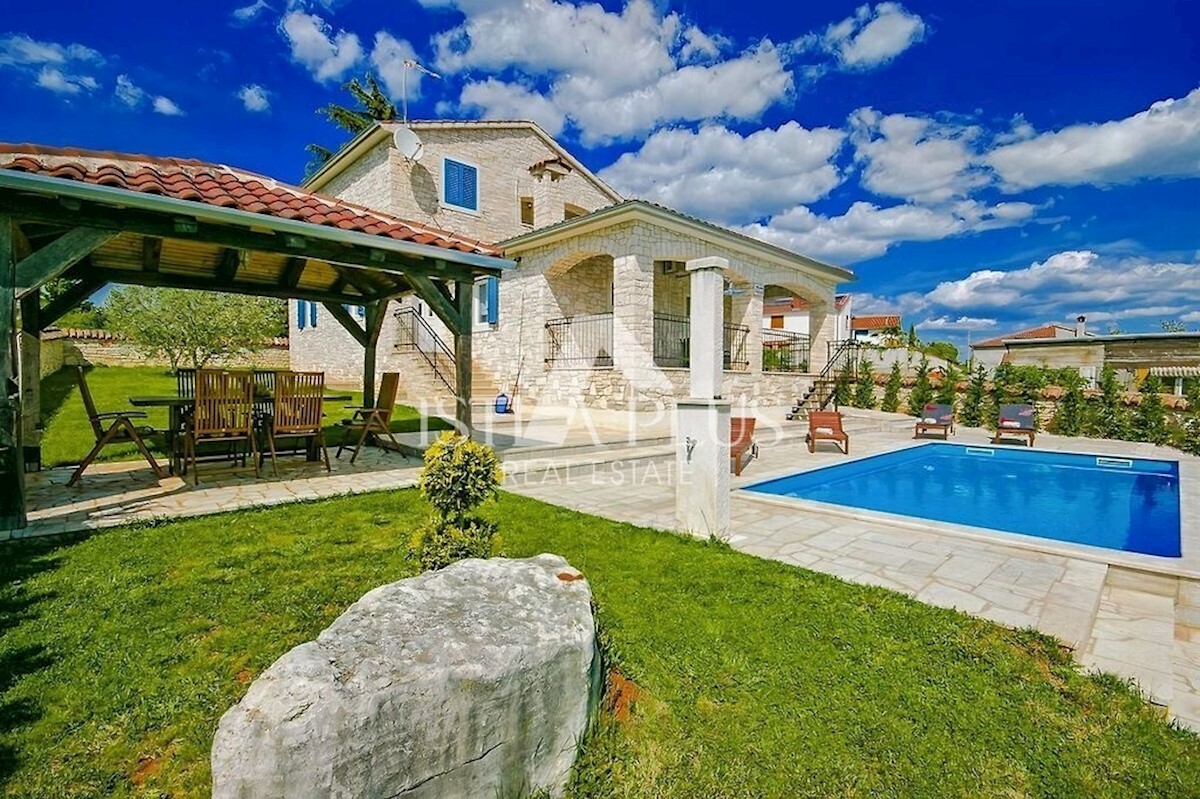 Schöne Steinvilla mit Pool