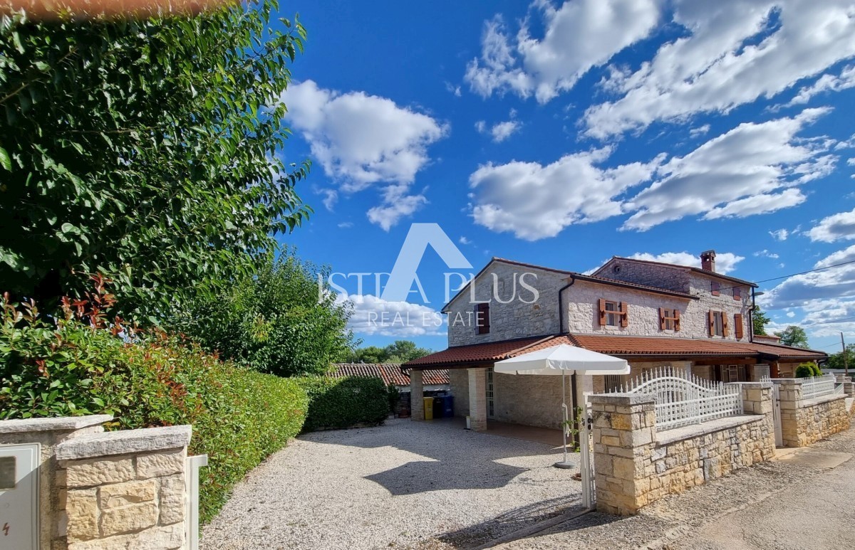 Steinhaus mit zwei separaten Wohneinheiten 2 km vom Meer entfernt