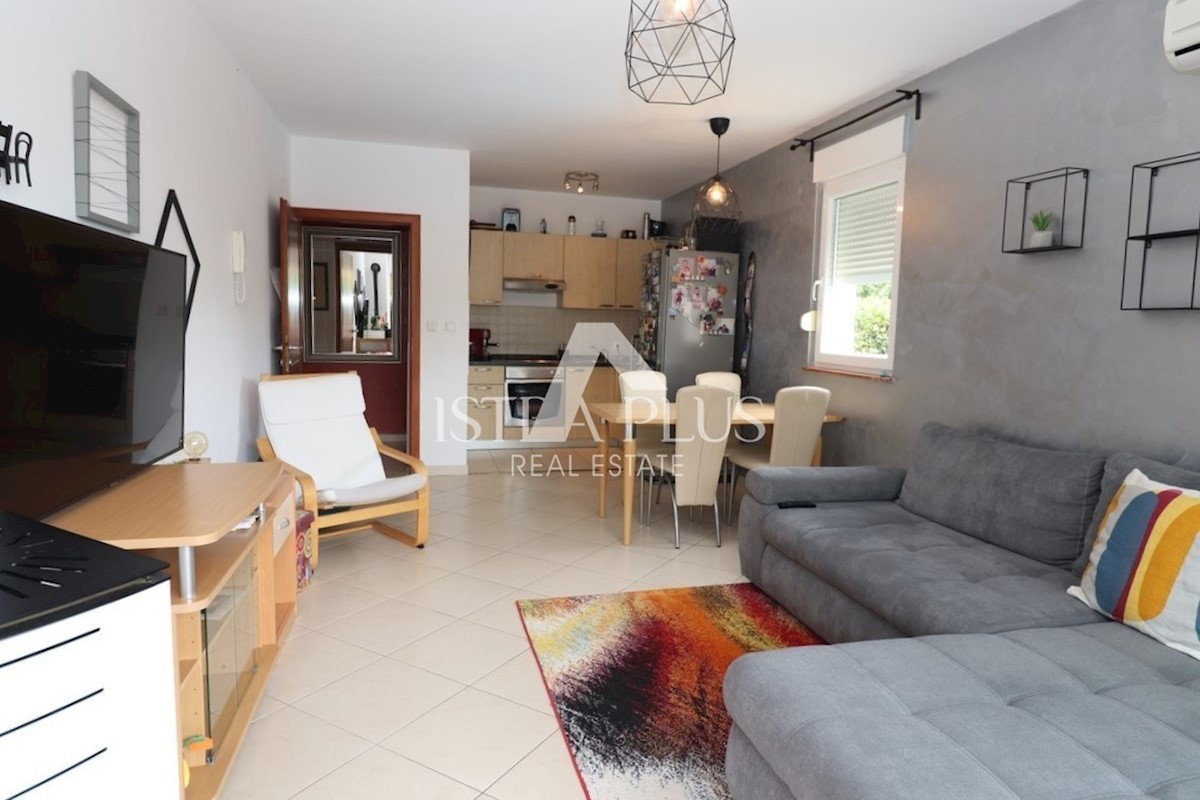 Apartment on the ground floor with two bedrooms and a swimming pool - 900m from sea