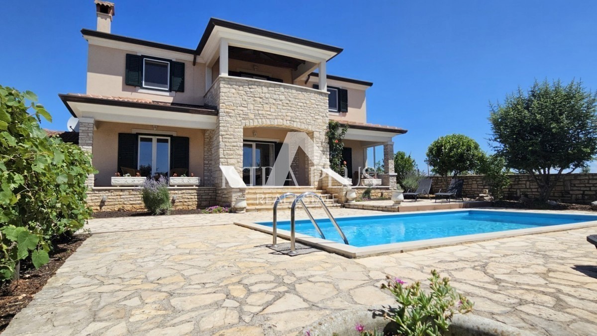 Schönes Einfamilienhaus mit Swimmingpool am Dorfrand, sehr ruhige Lage!!