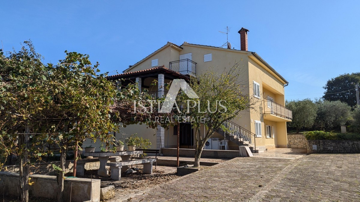 Geräumiges Einfamilienhaus in der Nähe von Poreč mit zwei Wohnungen