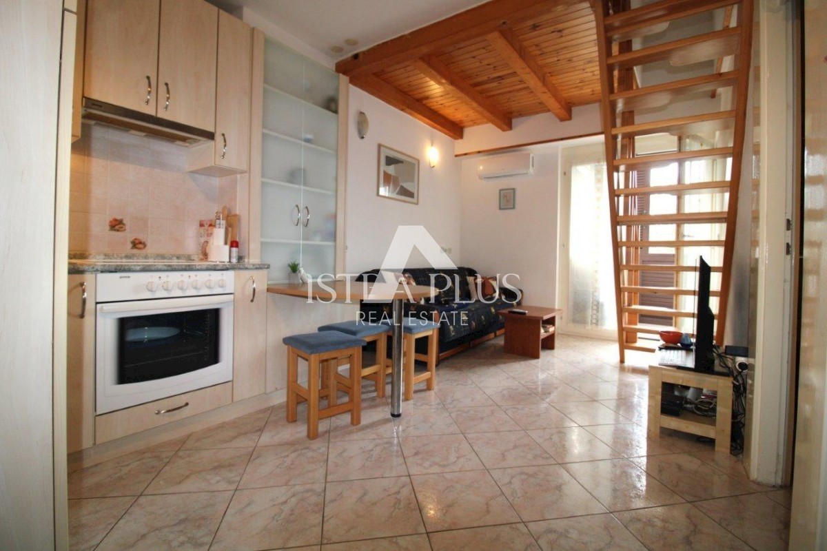Flat with 3 bedrooms and two bathrooms in Červar Porat, 150m from the sea
