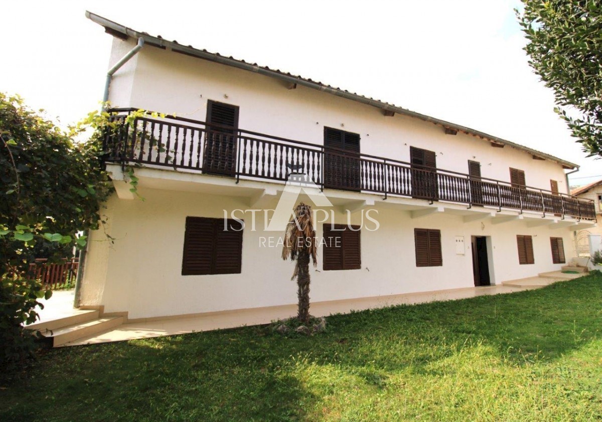 Doppelhaushälfte mit Garten in der Nähe von Vrsar