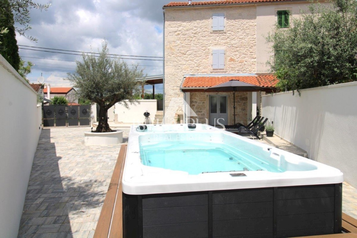 Ein wunderschönes Steinhaus mit Garten in der Nähe von Poreč