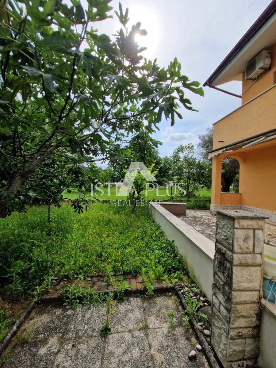 Doppelhaushälfte 2 km vom Meer entfernt - Vorort von Poreč