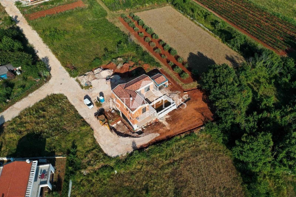 Umgebung von Višnjan!! Villa im Bau mit Pool und Garage, ruhige Lage