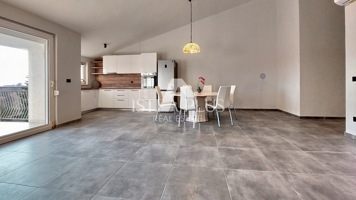 Stan u Poreču , 88 m2 s pogledom na more, ca 800 m od mora