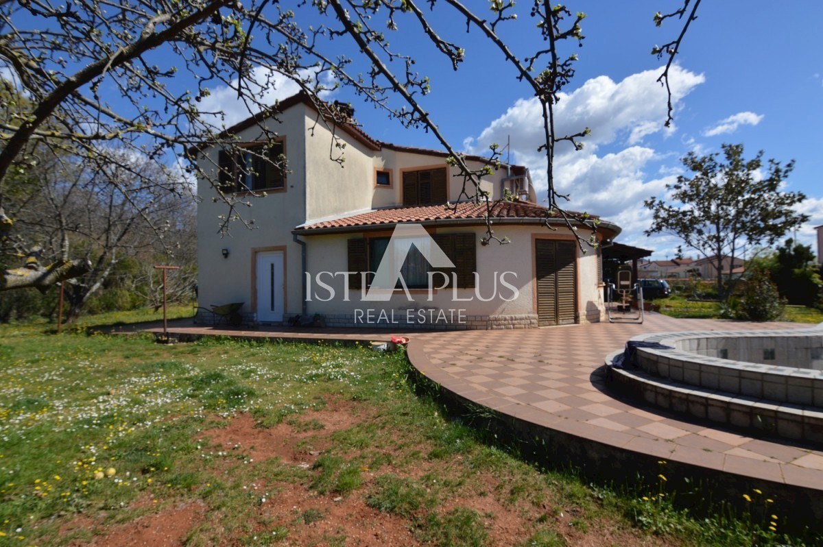 Einfamilienhaus + Wohnung und Studio