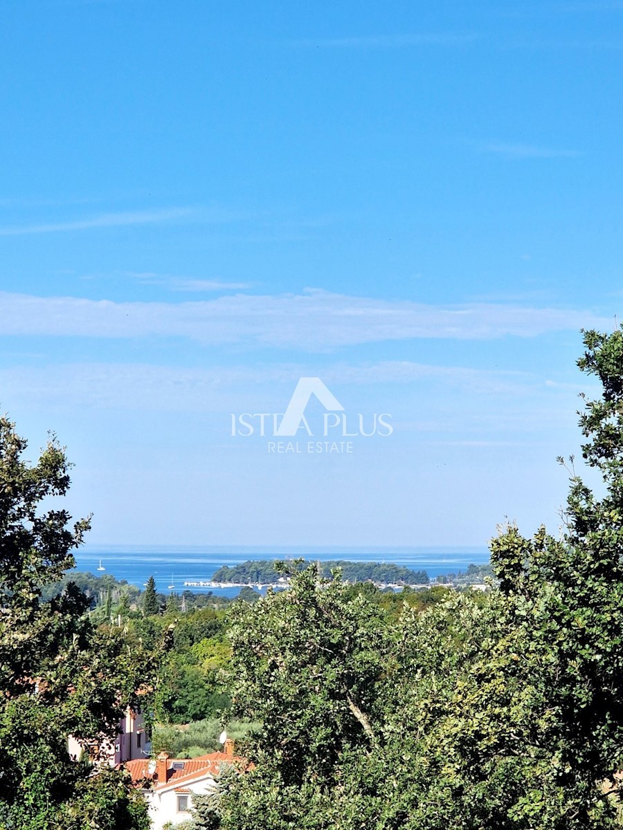 Ein Haus mit drei Wohnungen und offenem Meerblick, 2 km vom Meer entfernt!