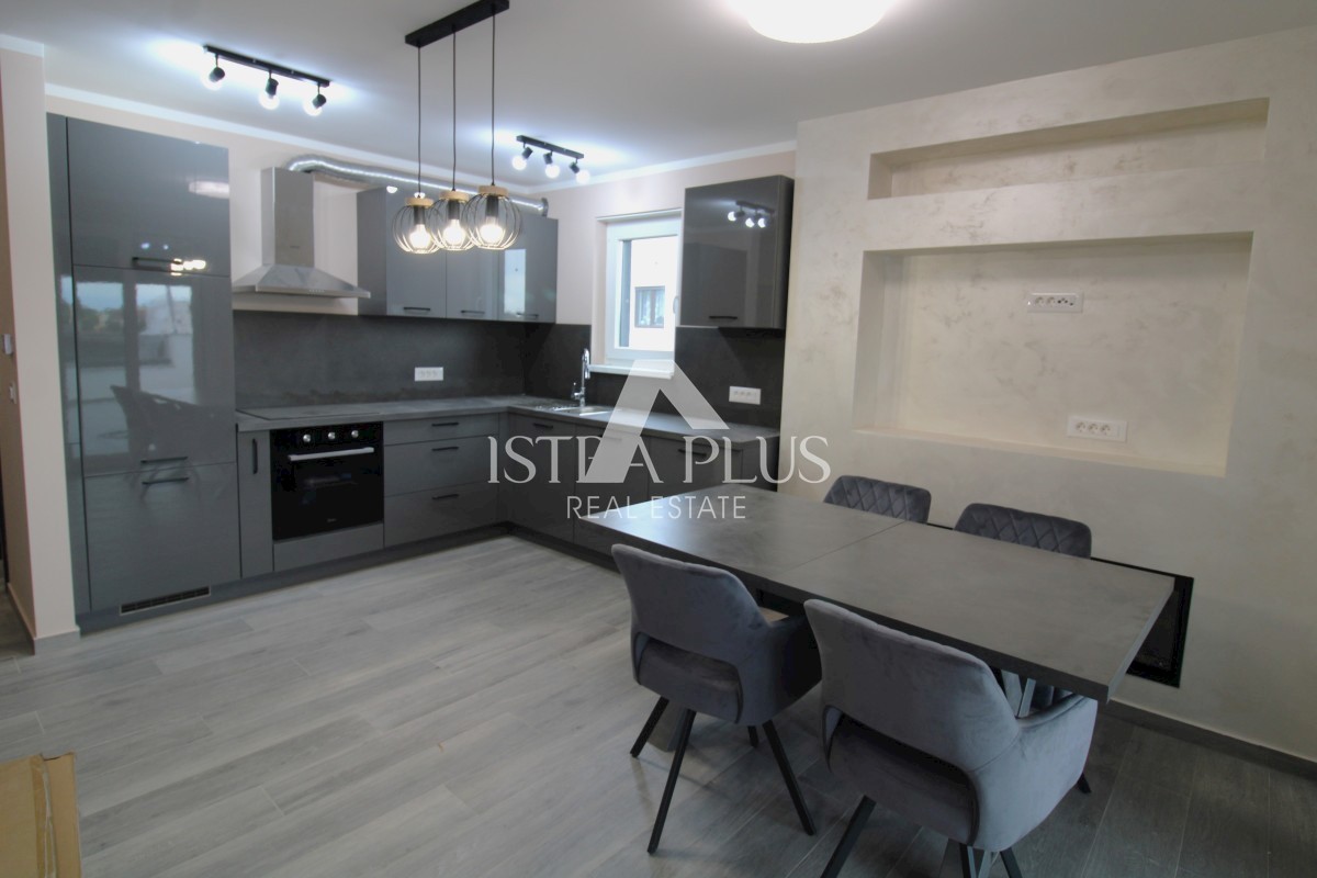 Luksuzno stanovanje s prostorno teraso, jacuzzijem in savno