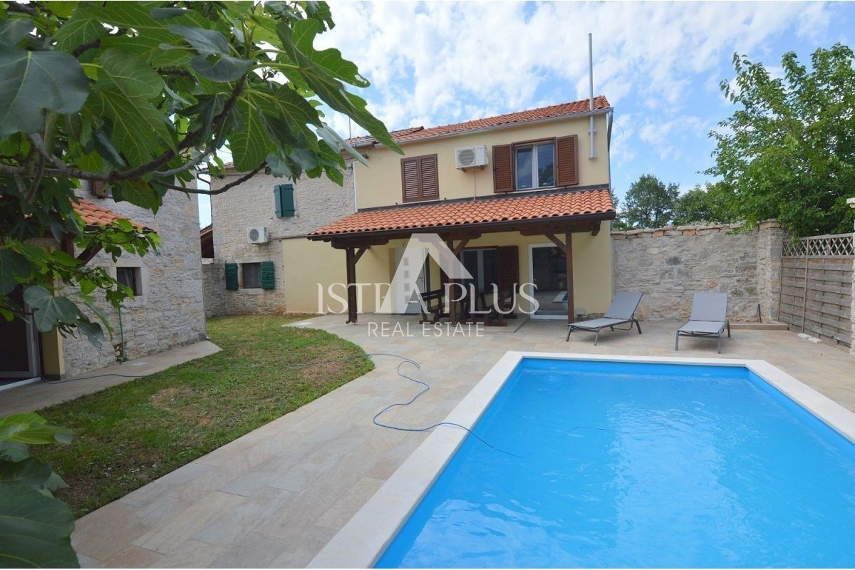 Zwei renovierte Steinhäuser mit Swimmingpool in der Nähe von Tinjan