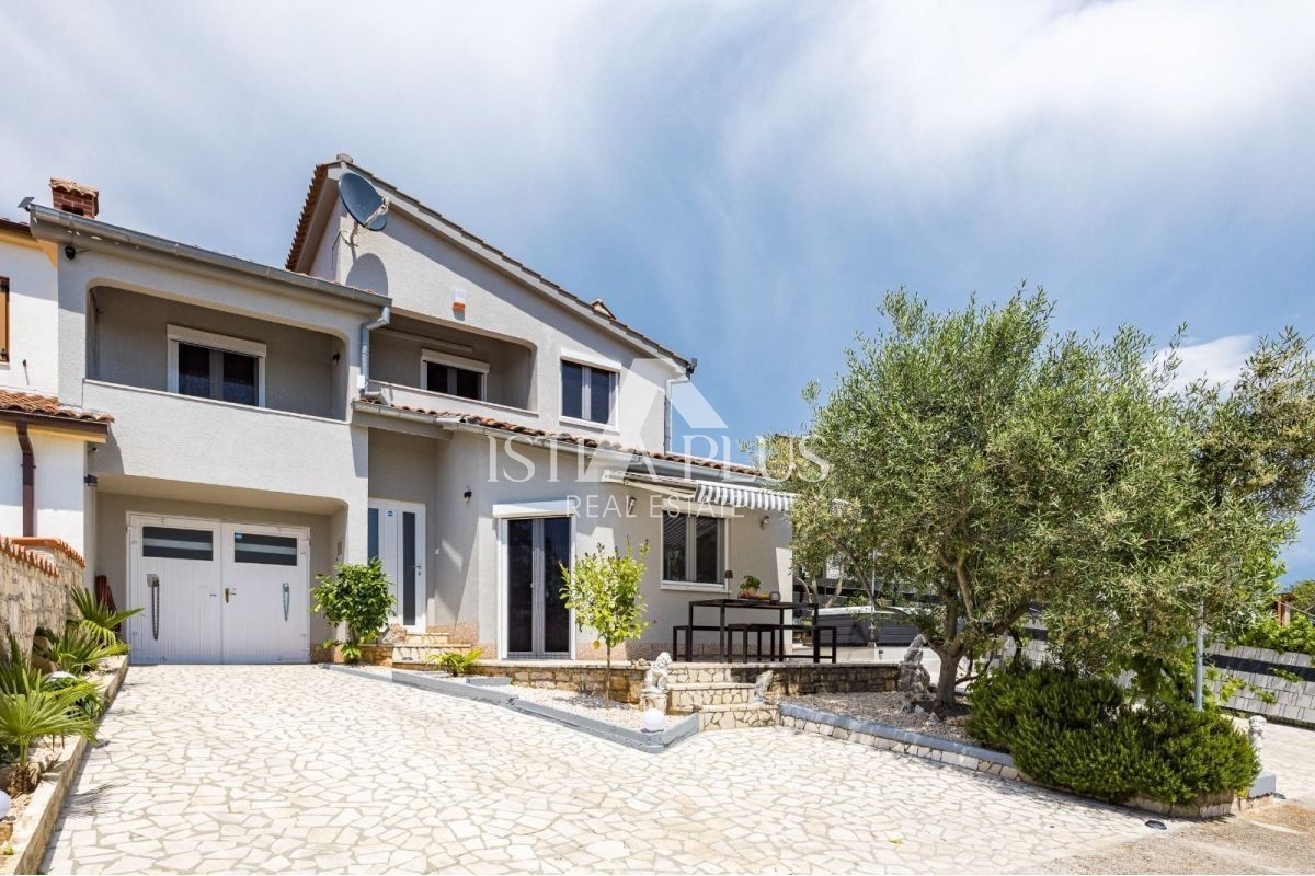 ISTRIEN, Raum Poreč - Doppelhaushälfte (157 m²) mit Garage und Whirlpool!