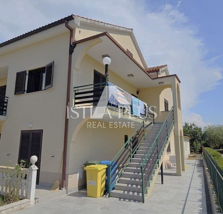 Istrien, Poreč in der Nähe des Zentrums und des Meeres! Einfamilienhaus mit 3 Wohnungen - Anbau und Garage!