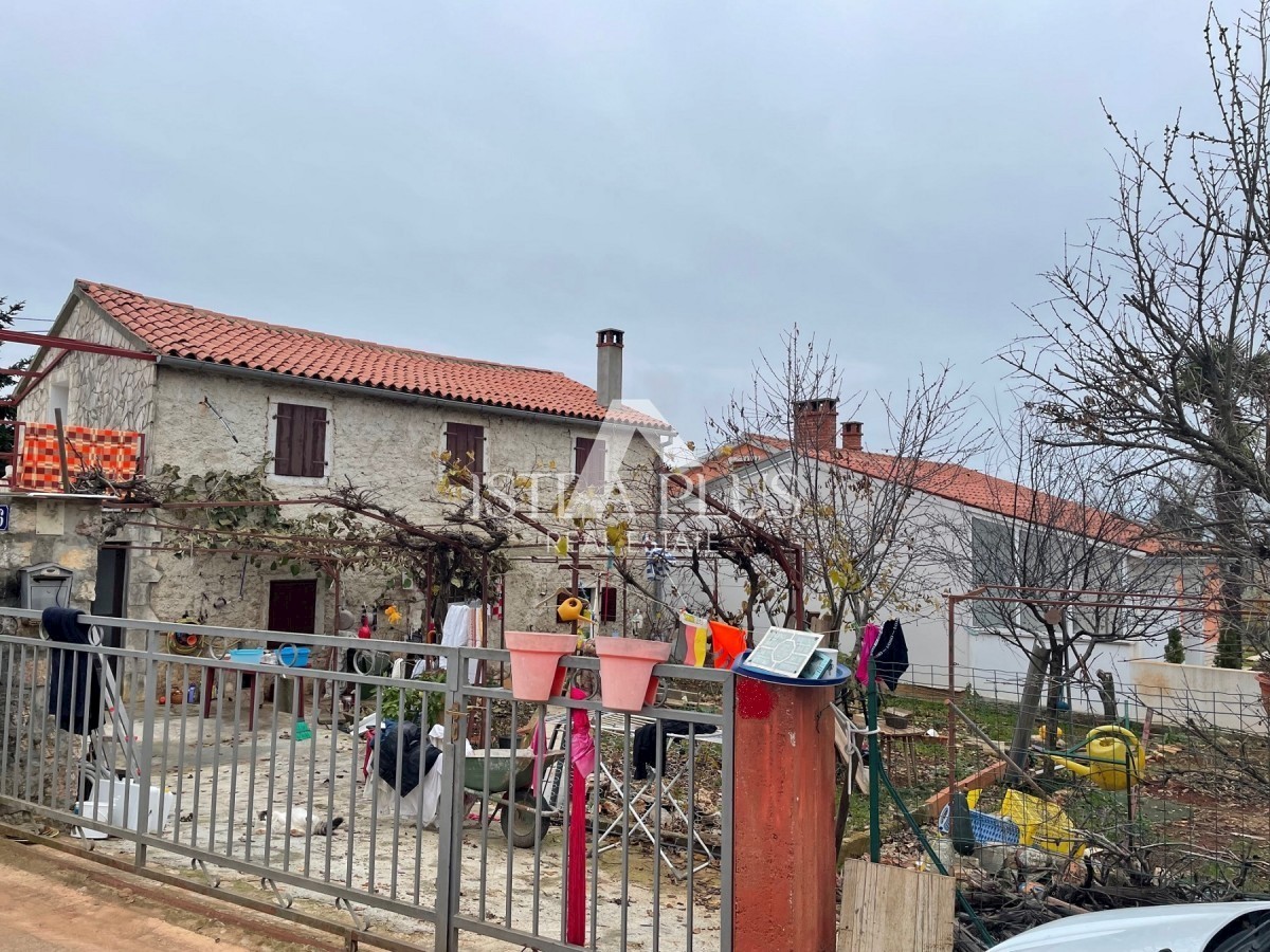 GELEGENHEIT!! Einfach einziehbares Steinhaus ( drei Wohnungen )  mit Garten