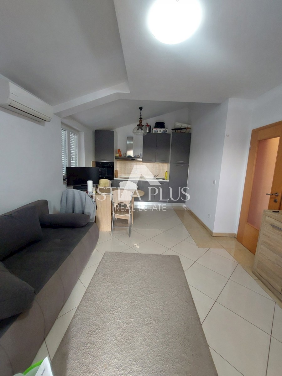 PRILIKA!!  Veliki stan od 101,26m2 podijeljen na 2 manja stana i  dvorište !! 2 km od mora