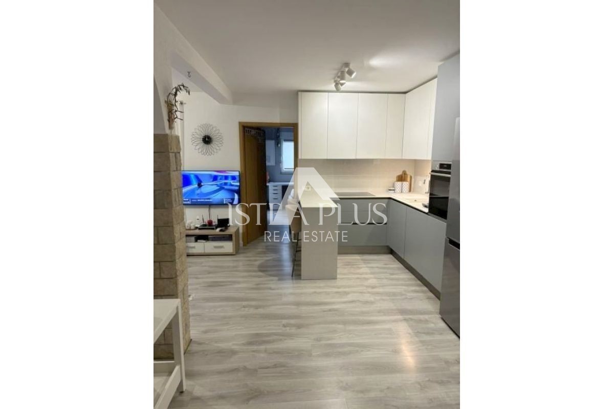 Apartma v pritličju z dvema spalnicama, 2 km od morja