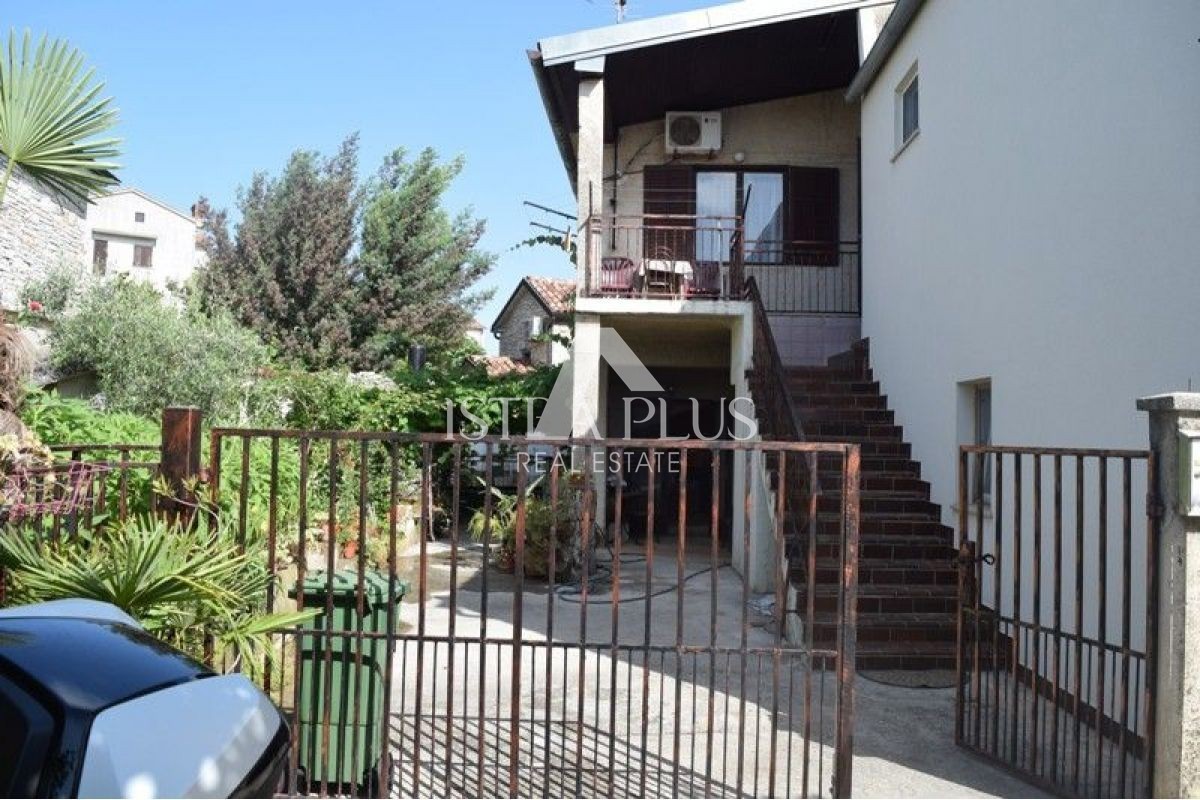 Tar, ein Steinhaus mit Garten und viel Potenzial