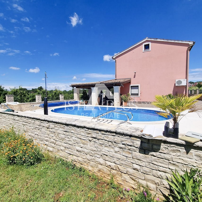 Istrien, Poreč-Gebiet – Einfamilienhaus mit 2 Wohnungen, Hof mit Swimmingpool und MEERBLICK