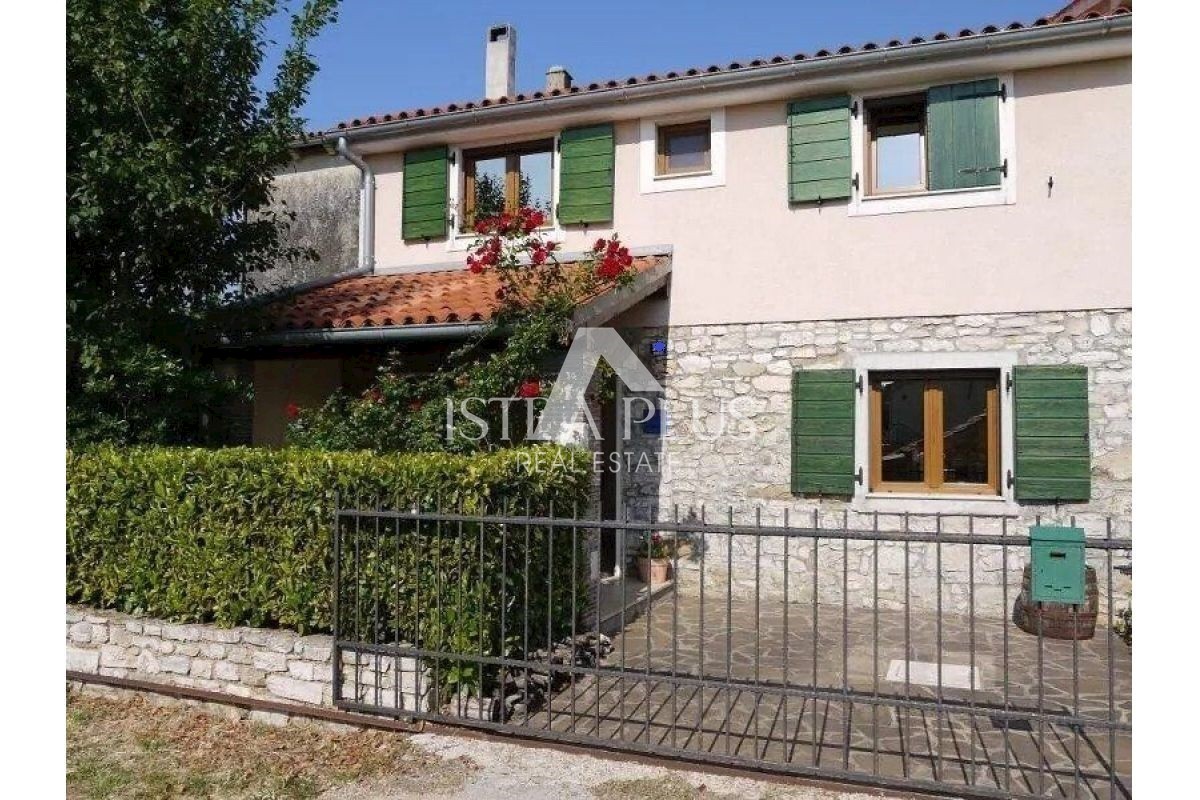 Dekoriertes Steinhaus, 5 km vom Meer entfernt