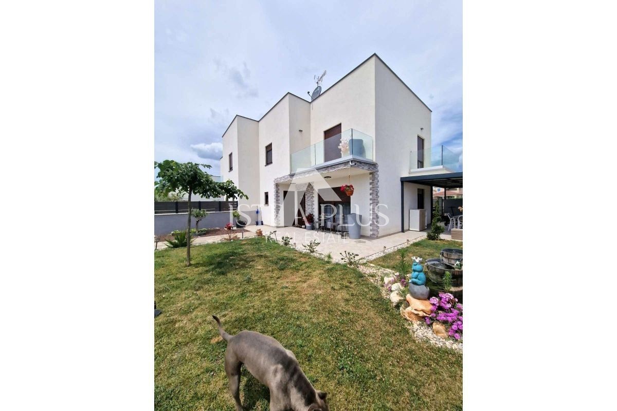 Wunderschönes Haus Letzte  in  Reihe mit großem Garten - Poreč-Umgebung