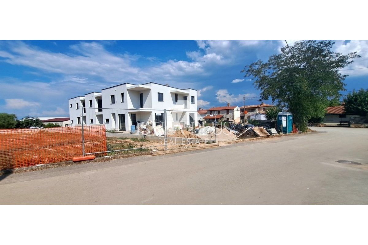 Poreč, okolica  - Stan na dvije etaže , dvorište sa bazenom 2 KM DO MORA !!