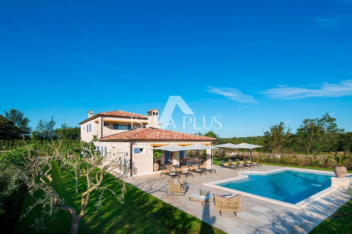 LUXUSVILLA MIT POOL UND SPORTZONE