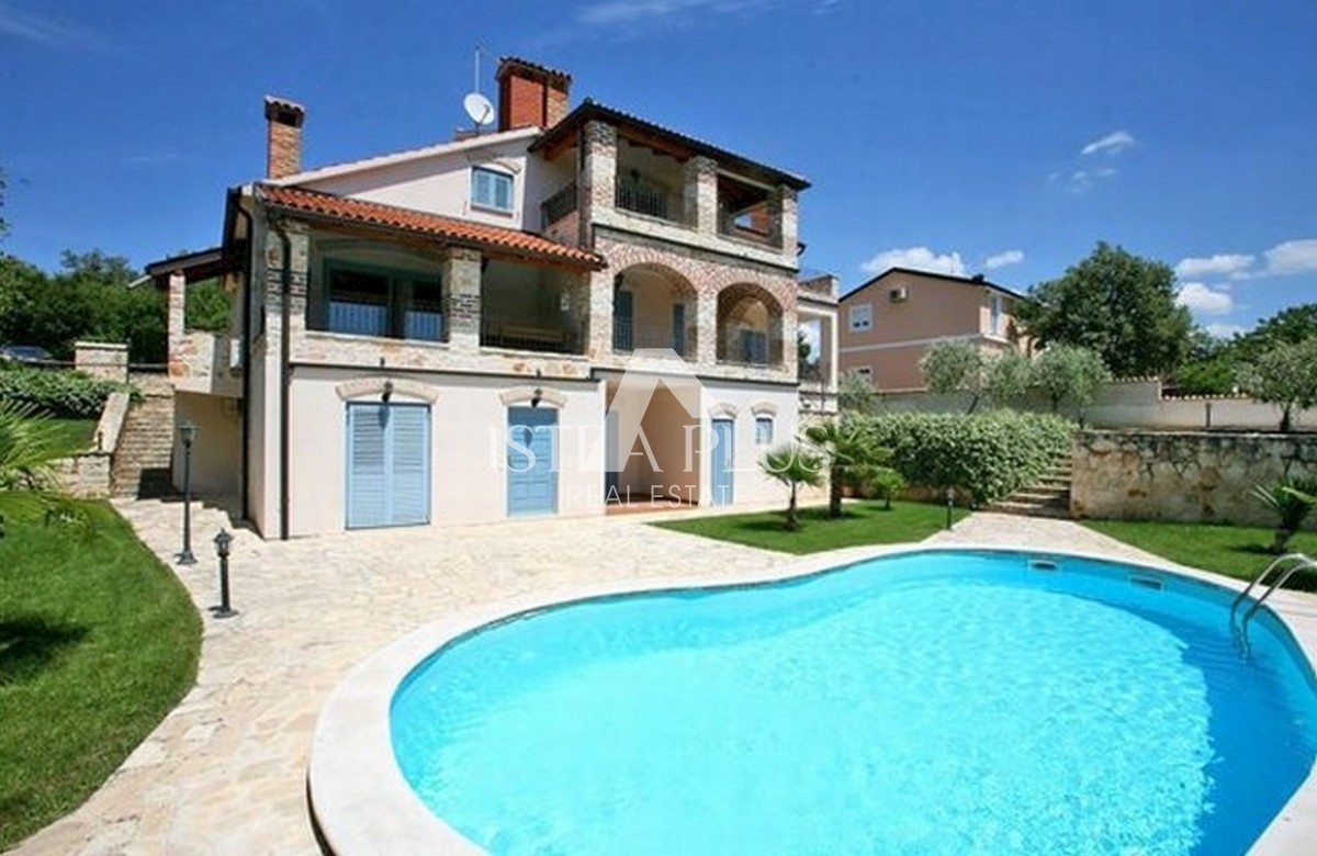 Prekrasan stan u prizemlju , zgrada sa bazenom  4 km od mora !