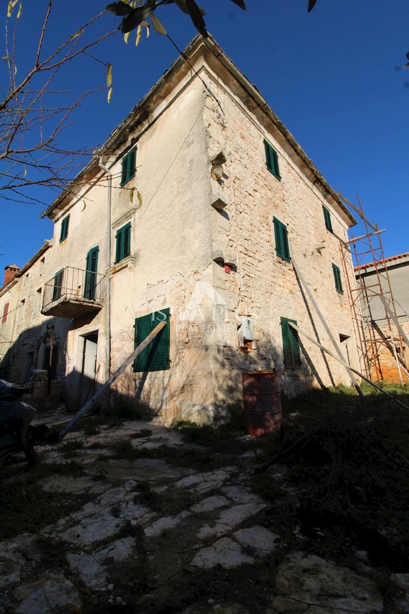 Grundstück mit 3 Häusern zur Anpassung – rund um Poreč