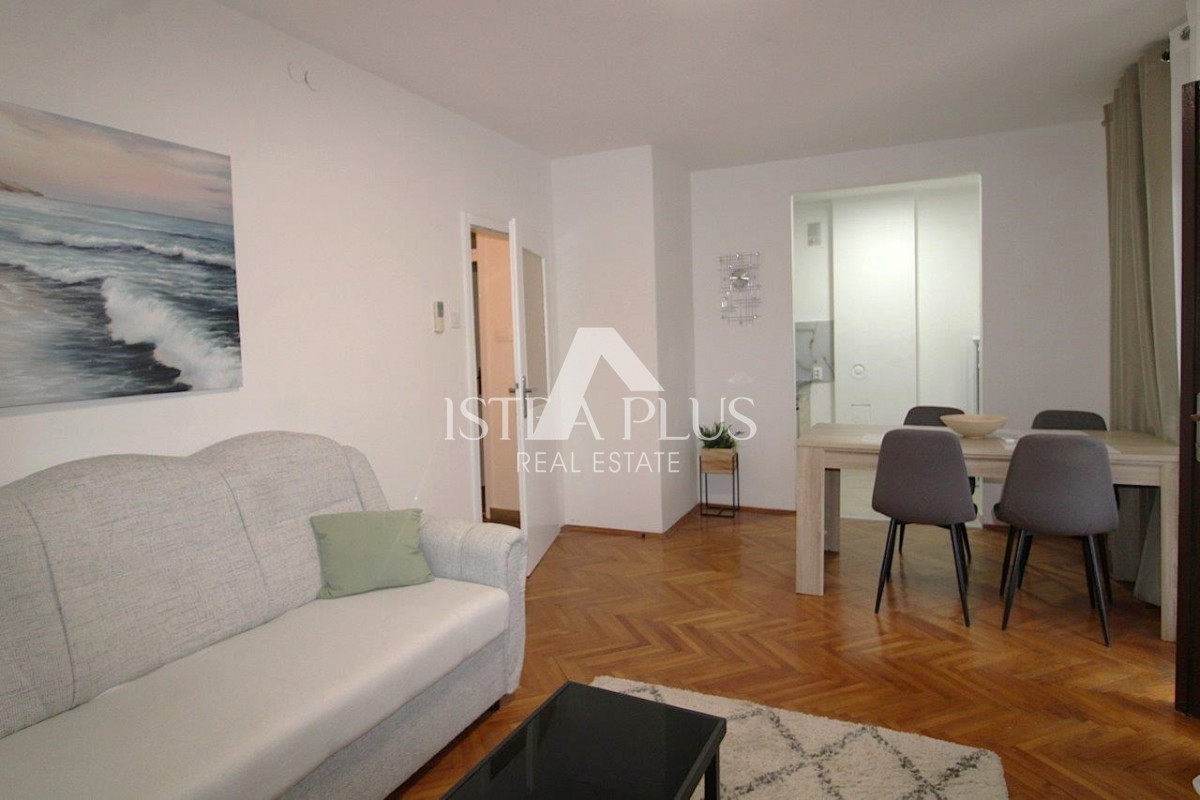 PRILIKA! Renoviran  obiteljski stan u Poreču  850m od mora