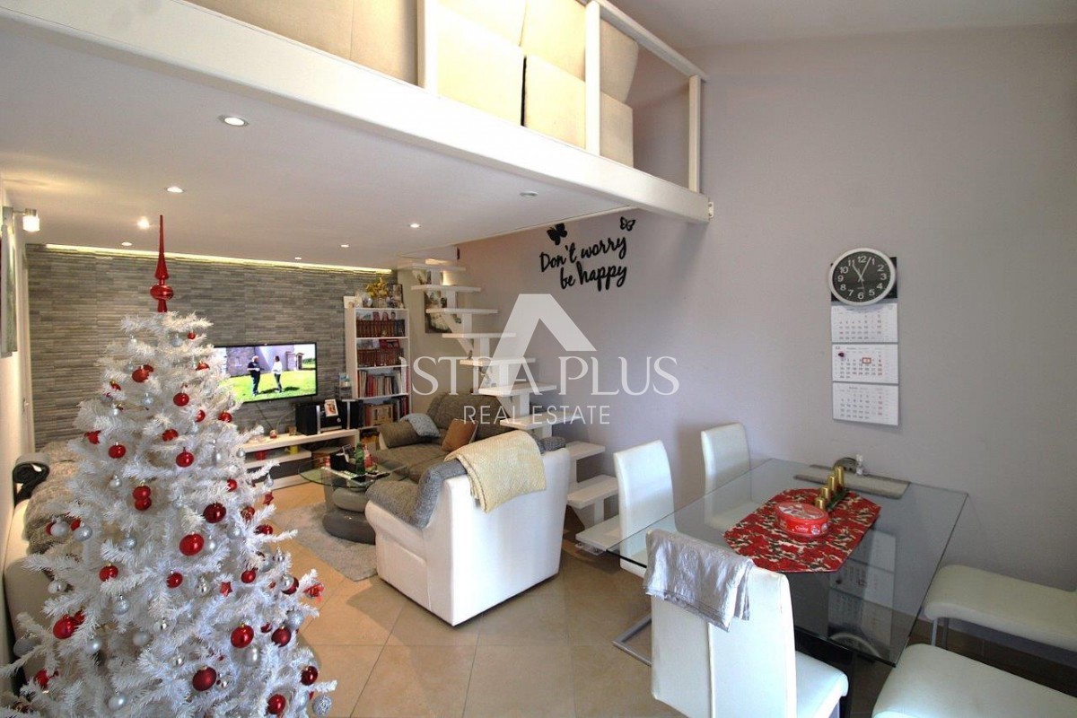 Prilika! Stan 1. kat sa dvije spavaće sobe + galerija , 5 km Poreč