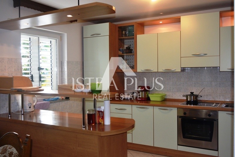 Istrien, Poreč 2 km von der Stadt entfernt – Freistehendes Einfamilienhaus mit Garage