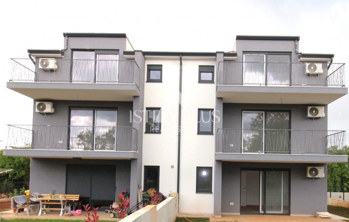 Poreč, surroundings - newly built apartment on the ground floor with a yard