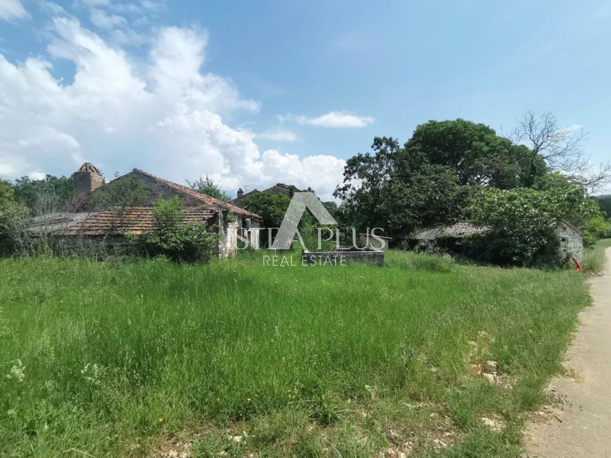 Ein großes Anwesen mit mehreren Steinhäusern – rund um Poreč