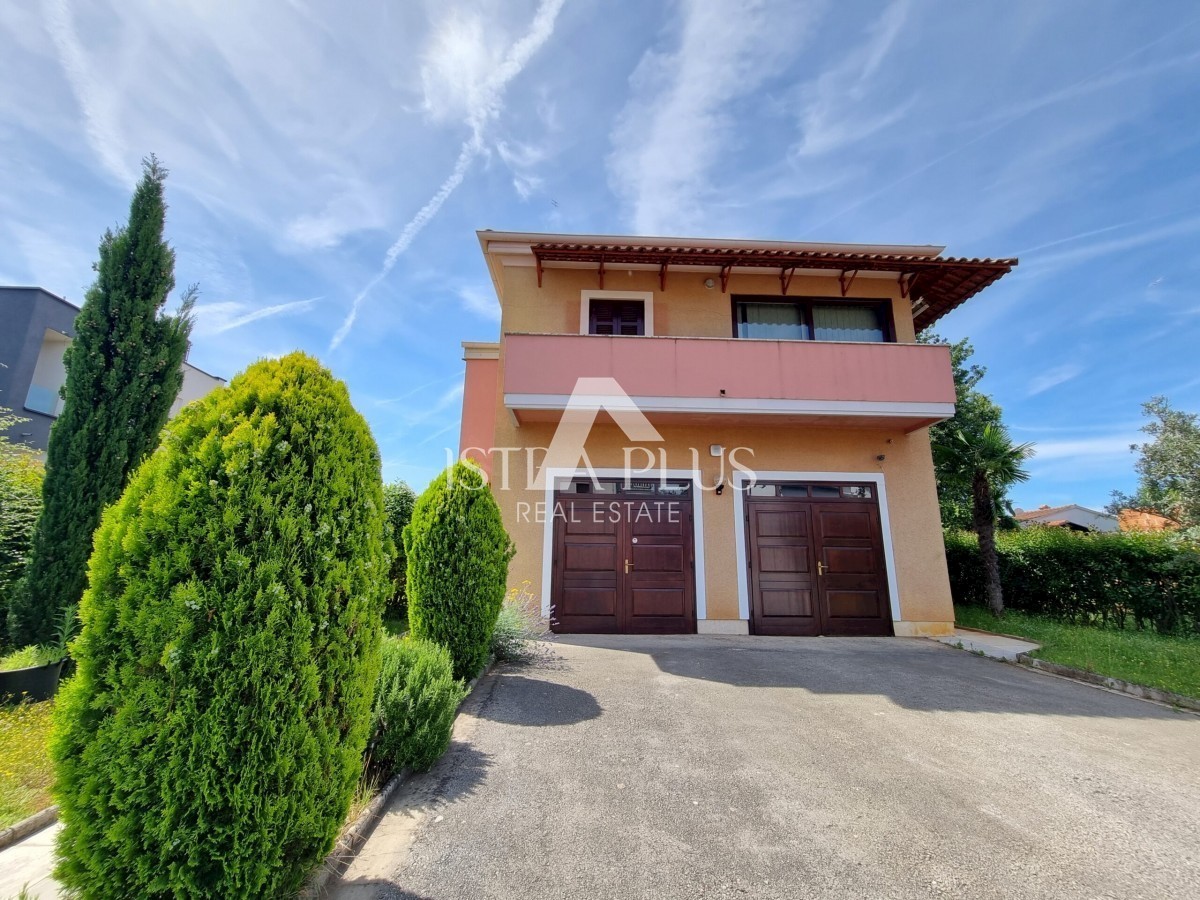 Freistehendes Haus auf zwei Etagen, nur 500 m vom Meer entfernt.