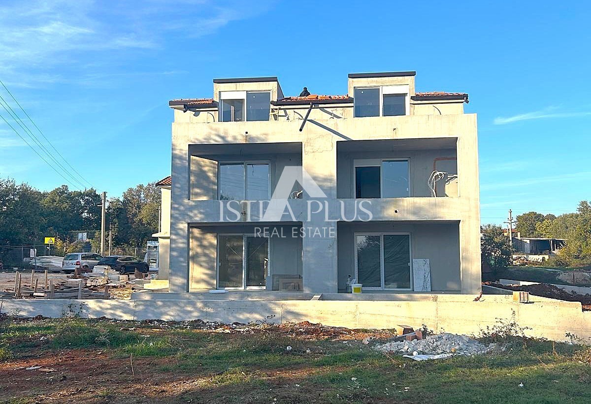 Poreč okolica 8 km , stan u novogradnji - prizemlje sa dvorištem 280m2