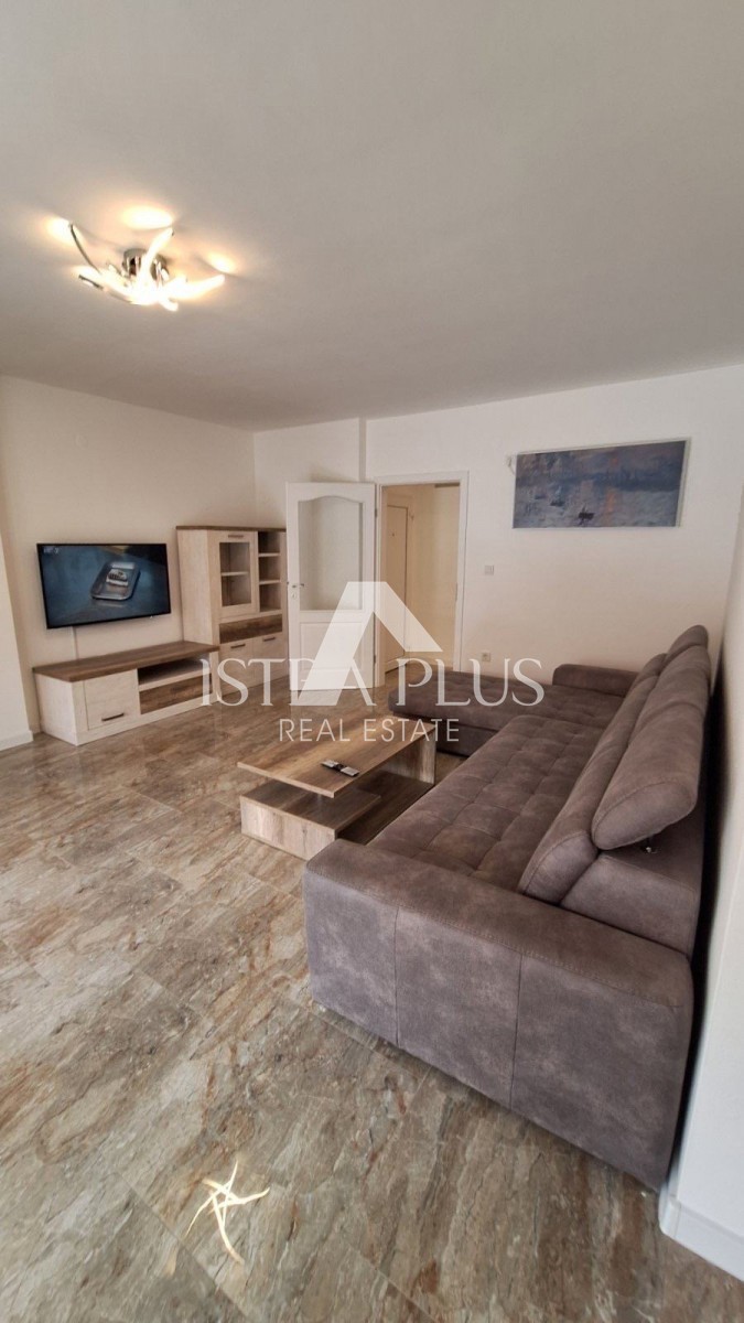 Istra, Poreč - stan u gradu 100m2 + parking + 11m2 drvarnica