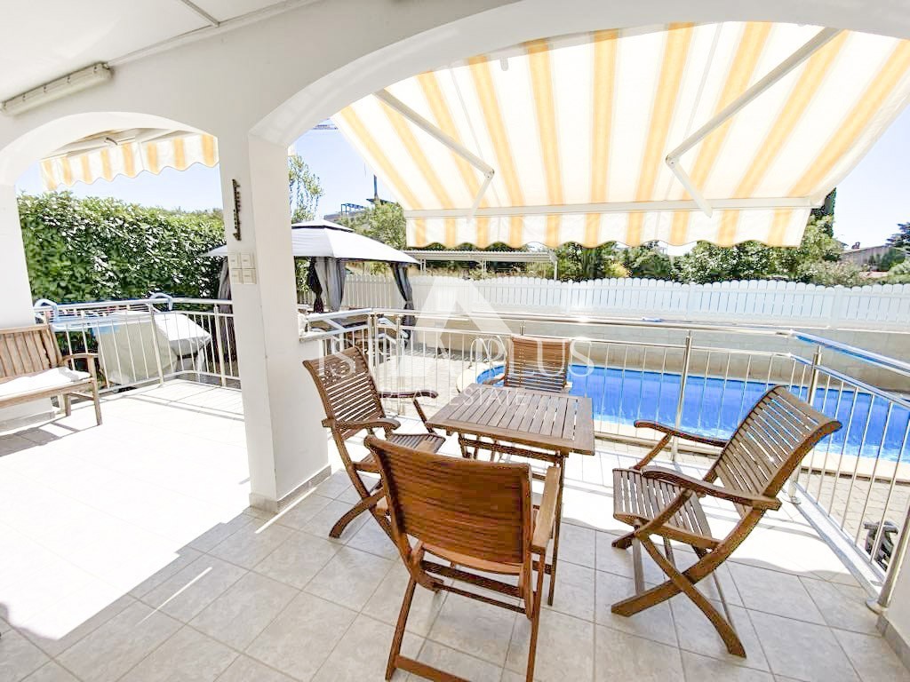 Istria, Poreč, Spacious ground floor apartment with garden and swimming pool