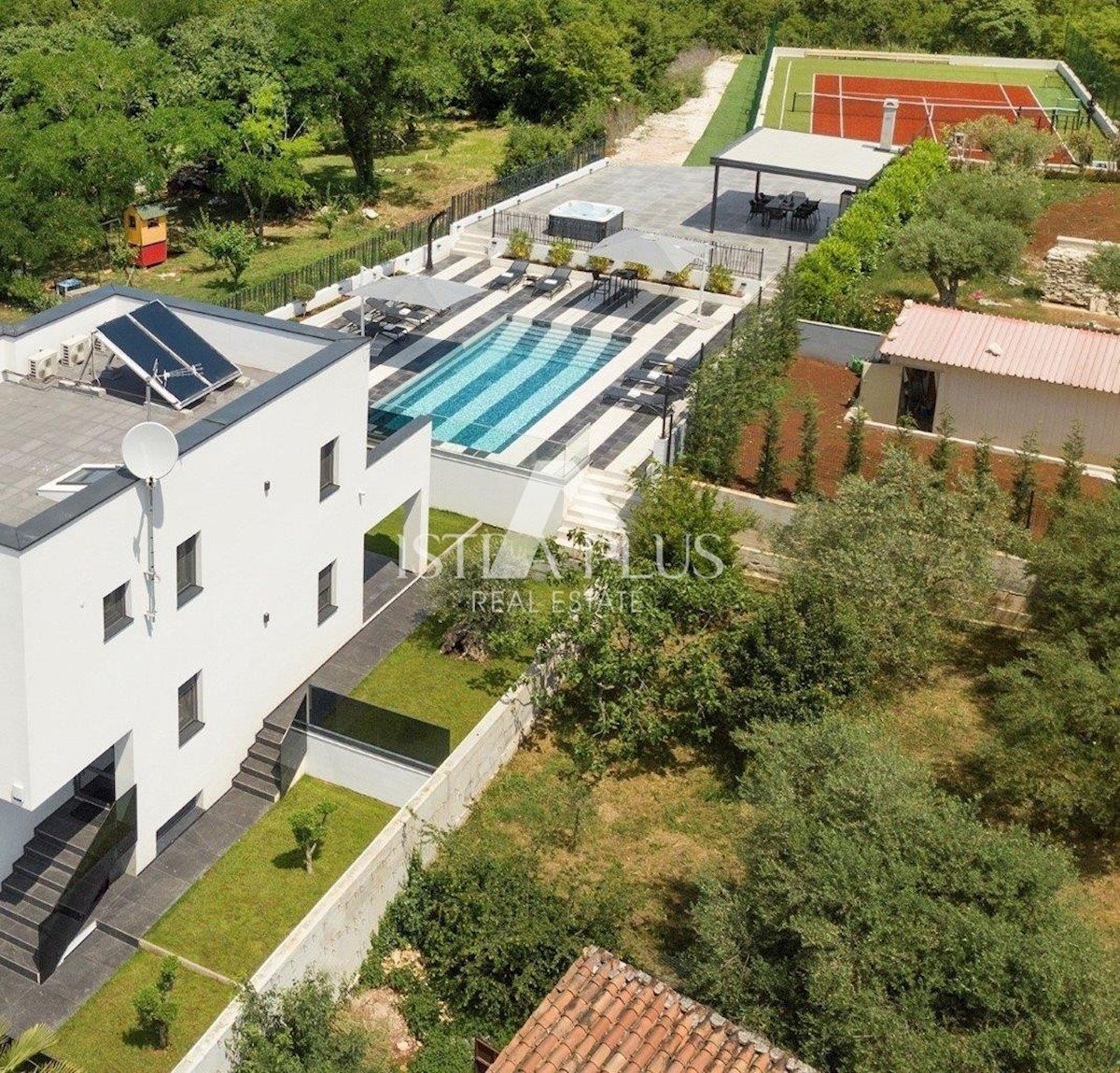 Exklusive Luxusvilla mit Tennisplatz und Meerblick!