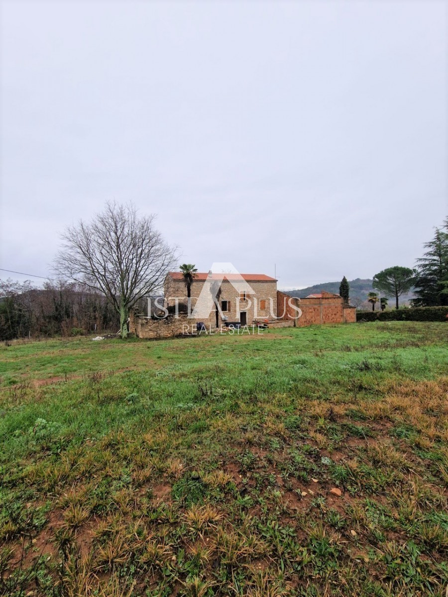 Authentisches Steinhaus, teilweise renoviert mit viel Potenzial