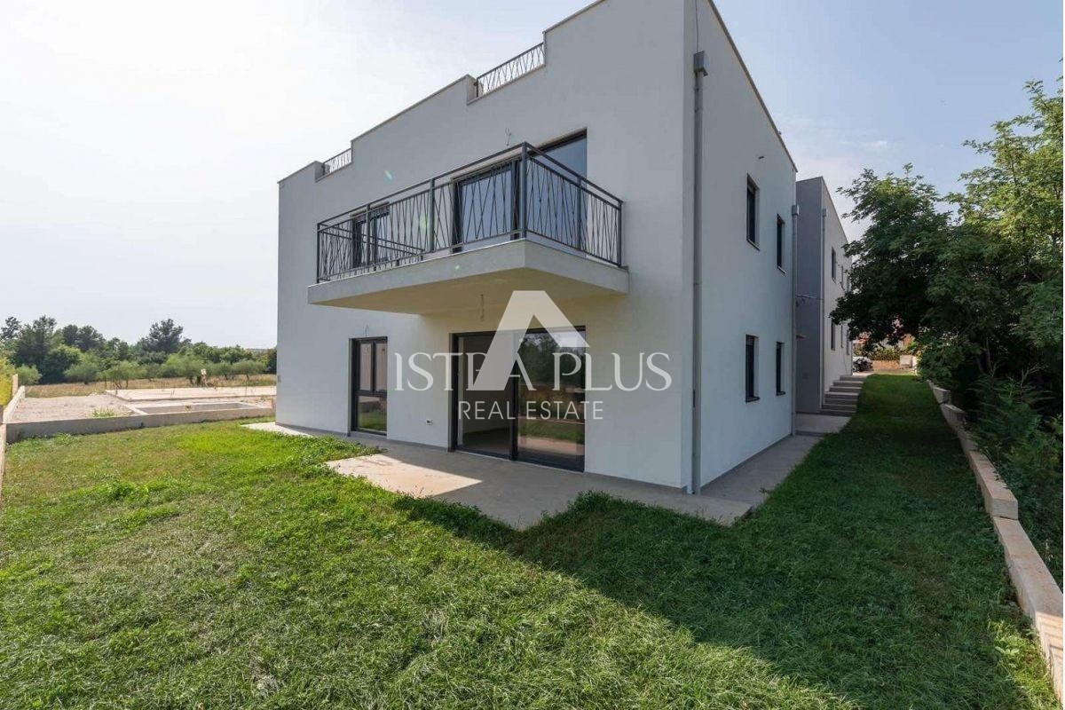 Apartment in a new building, ground floor with a yard, 1 km from the sea