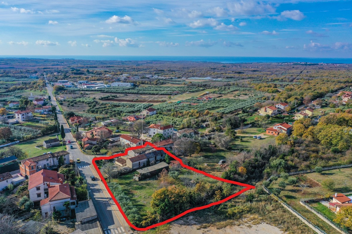 Poreč, okolica, kuća s velikim dvorištem i pogledom na more