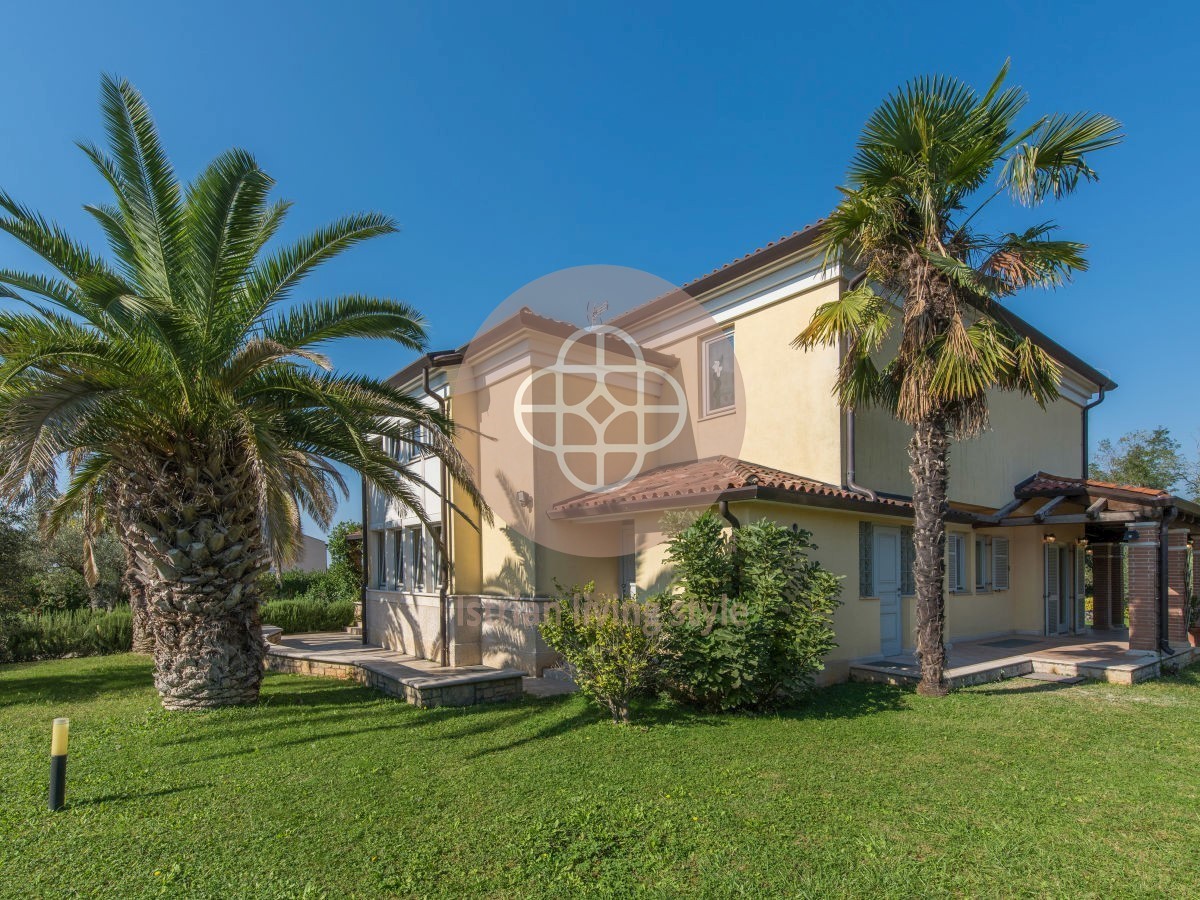 Predivna vila s prostranim dvorištem - 900 m od mora