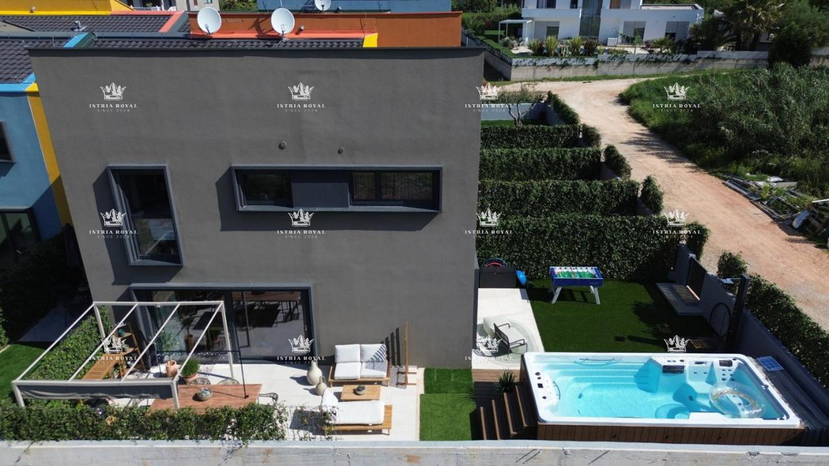 Istra, Poreč, prodaja luksuzne kuće sa bazenom, u nizu, blizina mora, prilika.