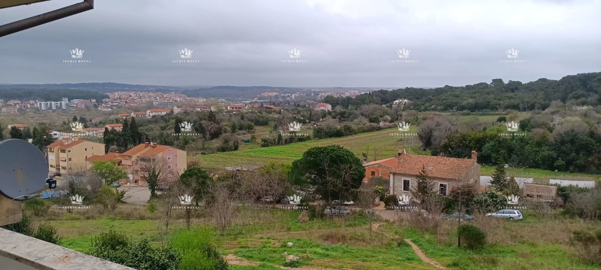 Istra, Pula, Vidikovac, prodaja trosobnog stana za adaptaciju sa otvorenim pogledom na grad.
