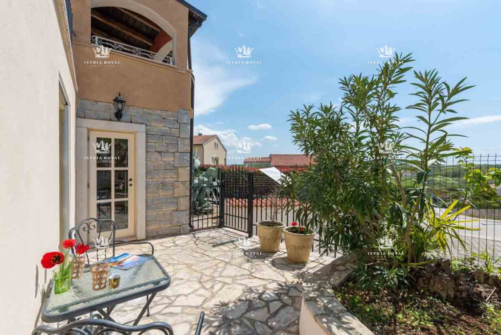 Istra, Poreč, prodaja kamene vile sa bazenom 350m od mora.