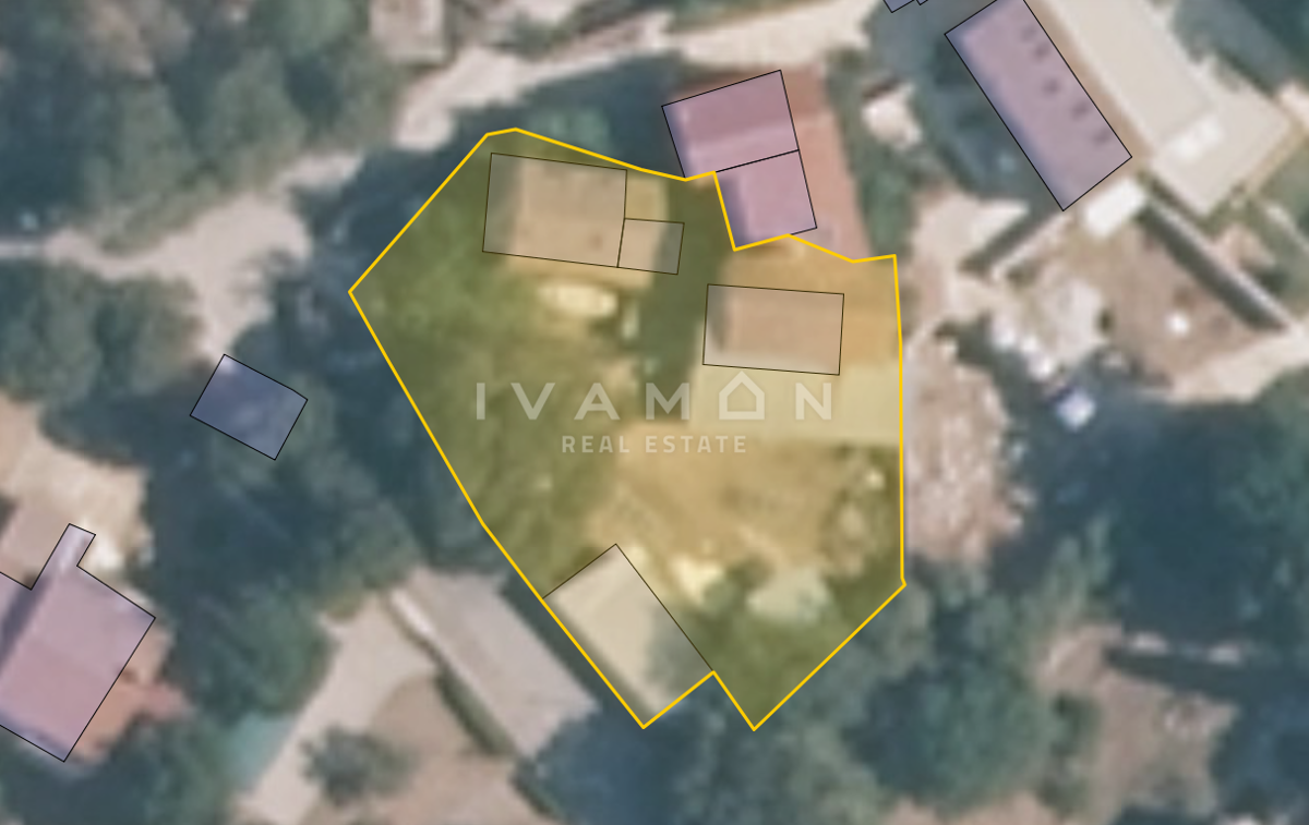 Tri hiše na enem zemljišču z velikim potencialom