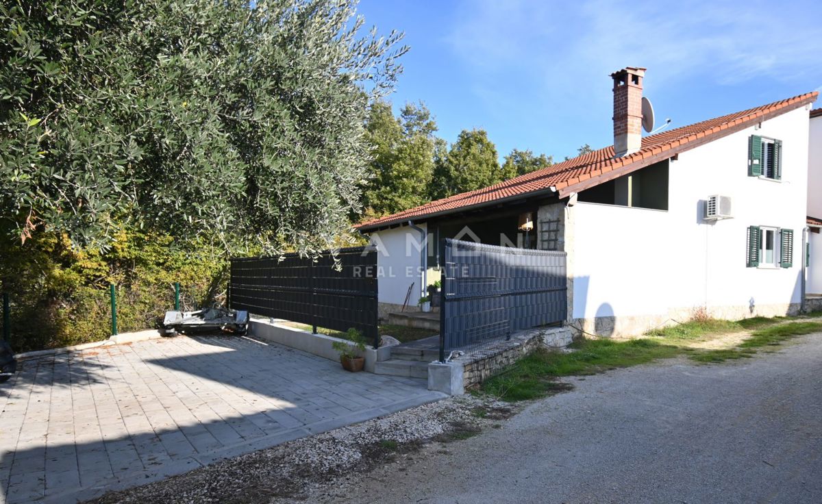 Šarmna Polovična Hiša