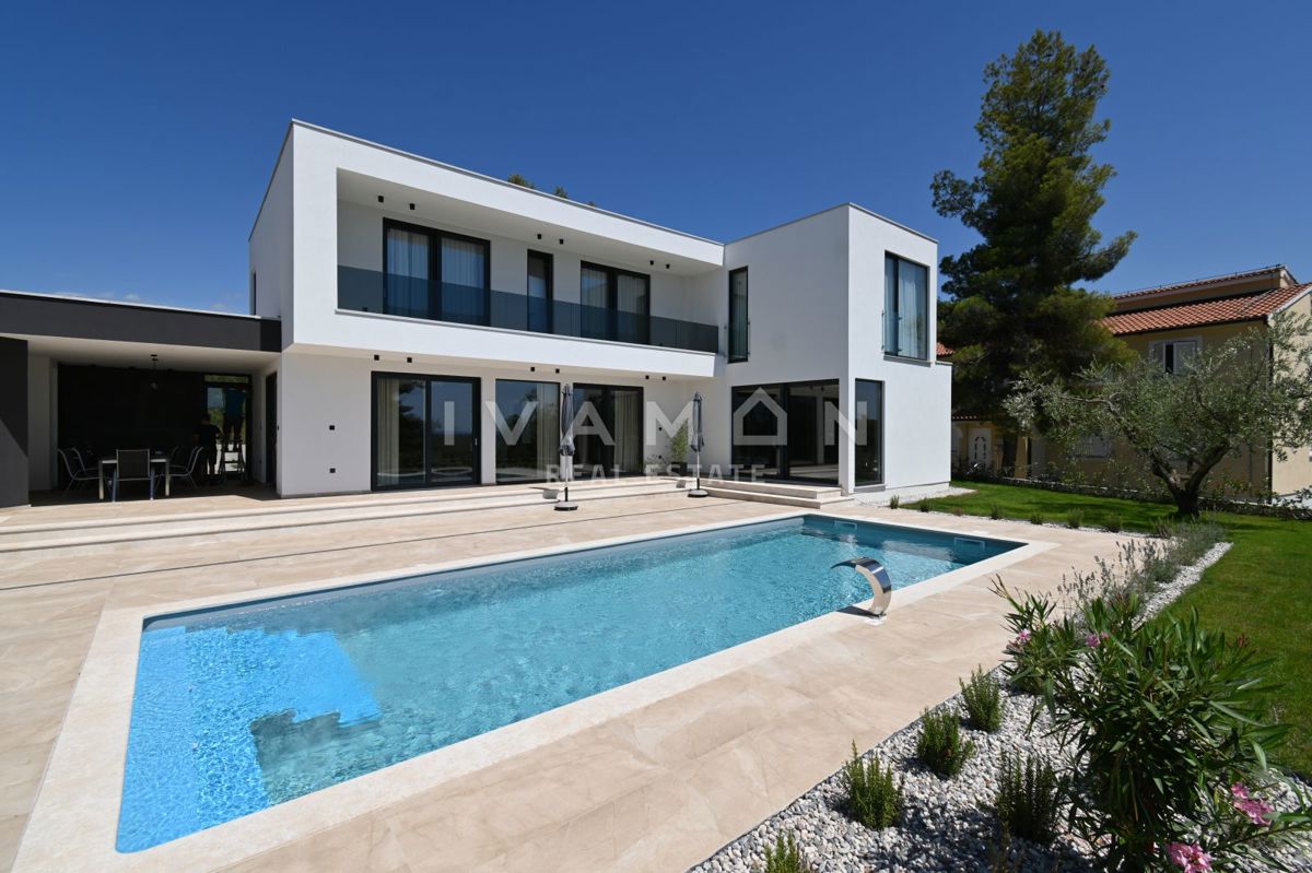 Novo opremljena vila s pogledom na morje